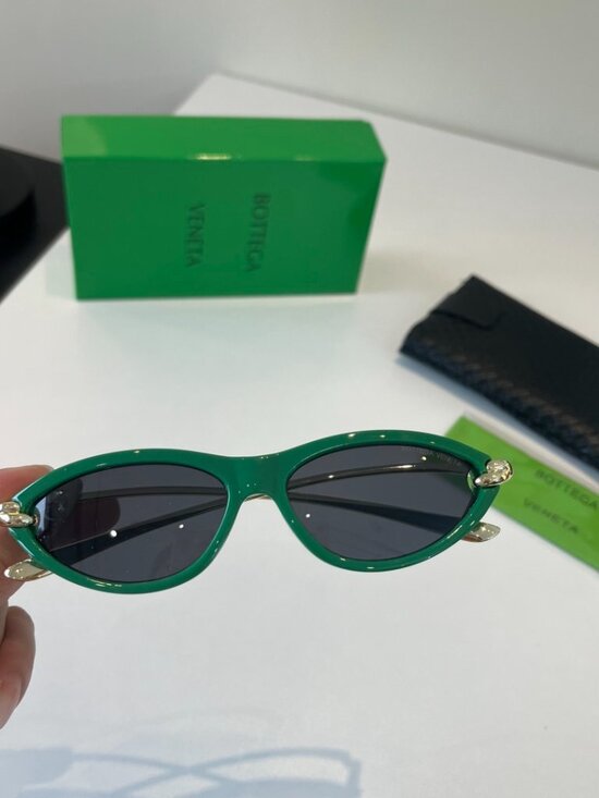 Bottega Veneta Retro Cat-Eye Green Sunglasses with Metal Knot Detail main image 8